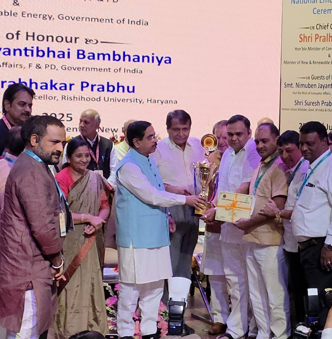 તા.૦૩-૦૭-૨૦૨૫ ના રોજ નેશનલ ફેડરેશન સુગર કો. ઓપરેટીવ દ્વારા દિલ્હી ખાતે એફીસેન્સી એવોર્ડ જે કેન ડેવલપમેન્ટ એવોર્ડ કેન્દ્રીય કેબિનેટ મંત્રી શ્રી પ્રહલાદ જોષીજી અને કેન્દ્રીય રાજ્ય કક્ષા મંત્રી શ્રીમતિ નિમુબેન બામણીયાજી તેમજ પૂર્વ કેન્દ્રીય મંત્રી શ્રી સુરેશ પ્રભુજી ના હસ્તે શ્રી મહુવા પ્રદેશ ખાંડ ઉદ્યોગ સંઘ લિમિટેડને ત્રીજા નંબરનો એવોર્ડ આપવામાં આવ્યો.